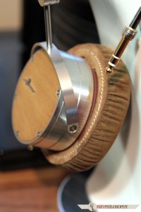 Producent chwali się, że to pierwsze słuchawki, które w udany sposób symulują brzmienie głośników. Sprawdźmy !