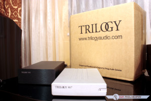 Napis głosi TRILOGY, wiec jest i Trilogy, a konkretnie model 907.