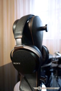 Najdroższe aktualnie słuchawki Sony posiadają bardzo klasyczną i elegancką, zamkniętą konstrukcję.